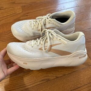 Vanilla Brooks Ghost Max women’s 9.5